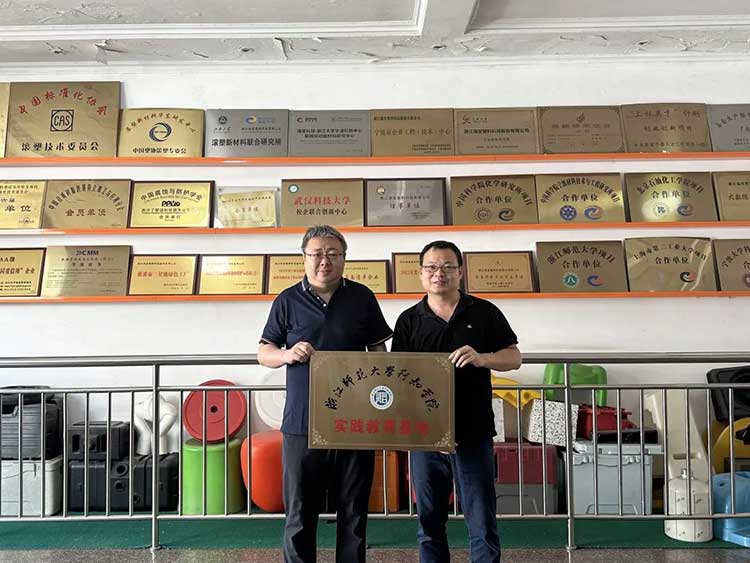 Ruitang Technology est Joined Manus cum Zhejiang normalis University Xingzhi College ad communiter aedificare a practical educationem basi, aperire novum capite in integration of industria et educationem